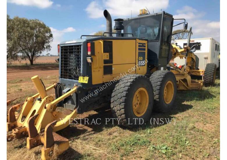 caption KOMATSU GD655 Motor Graders