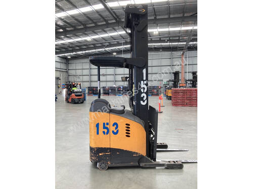 Crown RR5700 Reach Forklift Forklift