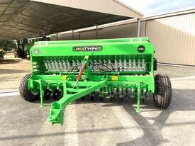 LINA 3M TWIN DISC SEED DRILLS WITH FERTILIZER BOX ,PRESS WHEELS,REAR HARROW - picture1' - Click to enlarge