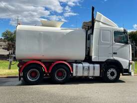 Truck Water Truck Volvo Manual 6x4 2003 SN1241 1DRI472 - picture0' - Click to enlarge