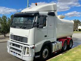 Truck Water Truck Volvo Manual 6x4 2003 SN1241 1DRI472 - picture0' - Click to enlarge