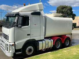 Truck Water Truck Volvo Manual 6x4 2003 SN1241 1DRI472 - picture1' - Click to enlarge