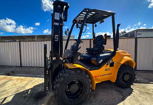 Un 3.5 T All Terrain   Forklift