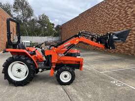Kubota GL23DT 4WD Diesel Tractor with 4 in 1 bucket - picture1' - Click to enlarge