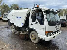 Isuzu NPR 300 - picture0' - Click to enlarge