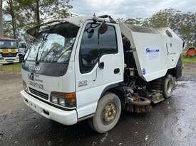 Isuzu NPR 300 - picture1' - Click to enlarge