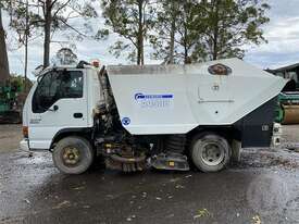 Isuzu NPR 300 - picture2' - Click to enlarge