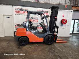 TOYOTA 8FG30 60238 DELUXE 3 TON 3000 KG CAPACITY LPG GAS FORKLIFT 5500 MM 3 STAGE MAST - picture0' - Click to enlarge