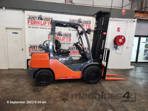 TOYOTA 8FG30 60238 DELUXE 3 TON 3000 KG CAPACITY LPG GAS FORKLIFT 5500 MM 3 STAGE MAST
