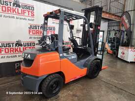 TOYOTA 8FG30 60238 DELUXE 3 TON 3000 KG CAPACITY LPG GAS FORKLIFT 5500 MM 3 STAGE MAST - picture0' - Click to enlarge