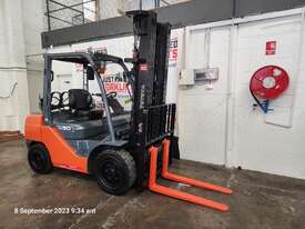 TOYOTA 8FG30 60238 DELUXE 3 TON 3000 KG CAPACITY LPG GAS FORKLIFT 5500 MM 3 STAGE MAST - picture2' - Click to enlarge