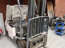 Crown Battery Operated Forklift w Battery Charger Pack - picture0' - Click to enlarge