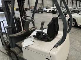 Crown Battery Operated Forklift w Battery Charger Pack - picture2' - Click to enlarge