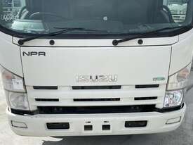 Isuzu NPR400 - picture2' - Click to enlarge