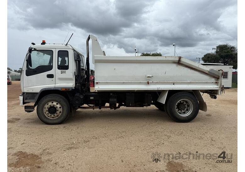 caption 2004 ISUZU FVR 900 TIPPER TRUCK