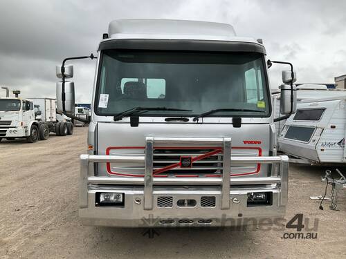 caption 2002 Volvo FL 250 Tilt Tray