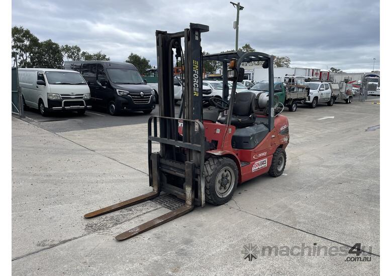 caption Enforcer FGL35T-MWAB LPG Forklift