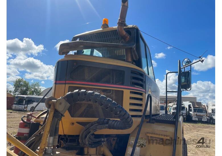 caption 2003 Caterpillar 725C Articulated Dump Truck