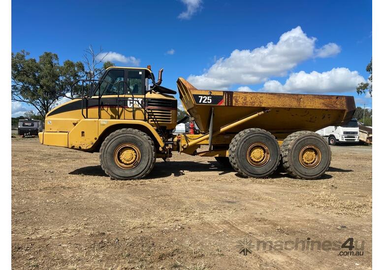 caption 2003 Caterpillar 725C Articulated Dump Truck