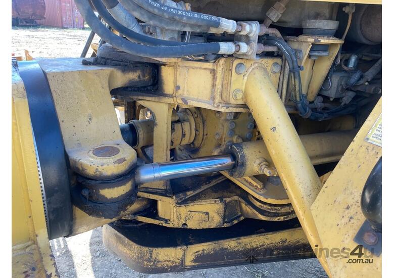 caption 2003 Caterpillar 725C Articulated Dump Truck