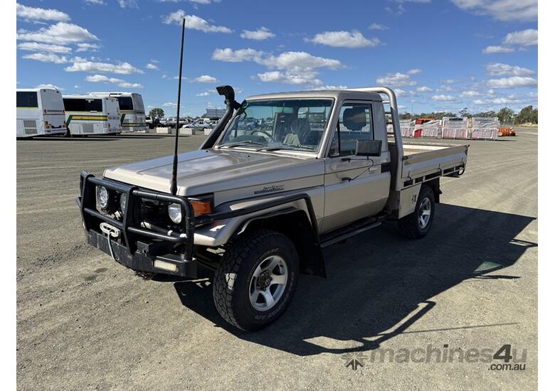 caption 2002 TOYOTA LANDCRUISER UTE