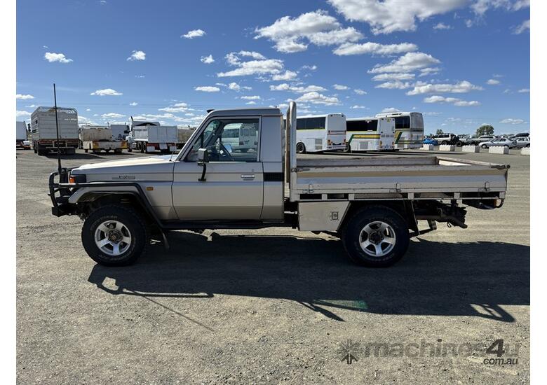 caption 2002 TOYOTA LANDCRUISER UTE