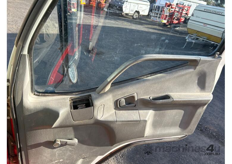 caption 1996 Mitsubishi Canter 4X4 Rural Fire Truck