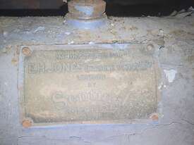 Vintage Milling Machine w Tool Sharpener  - picture2' - Click to enlarge