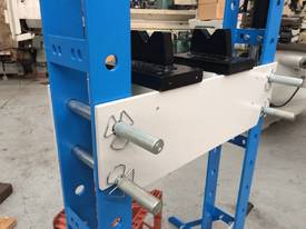 Madison 20 ton manual H Frame Hydraulic Press - picture1' - Click to enlarge