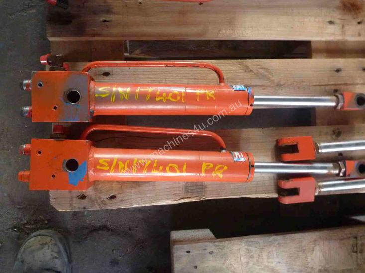 Used hydraulic rams PAIR OF HYDRAULIC RAMS 220mm STROKE Hydraulic Ram