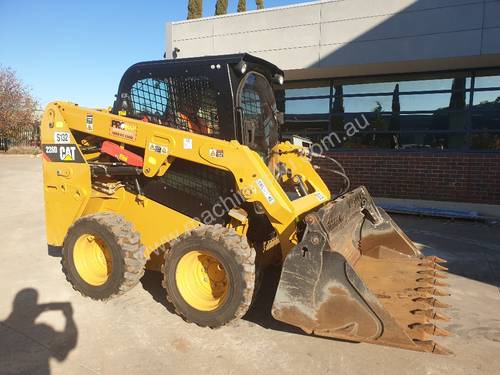 USED 2015 CAT 226D SKID STEER WITH LOW 700 HOURS