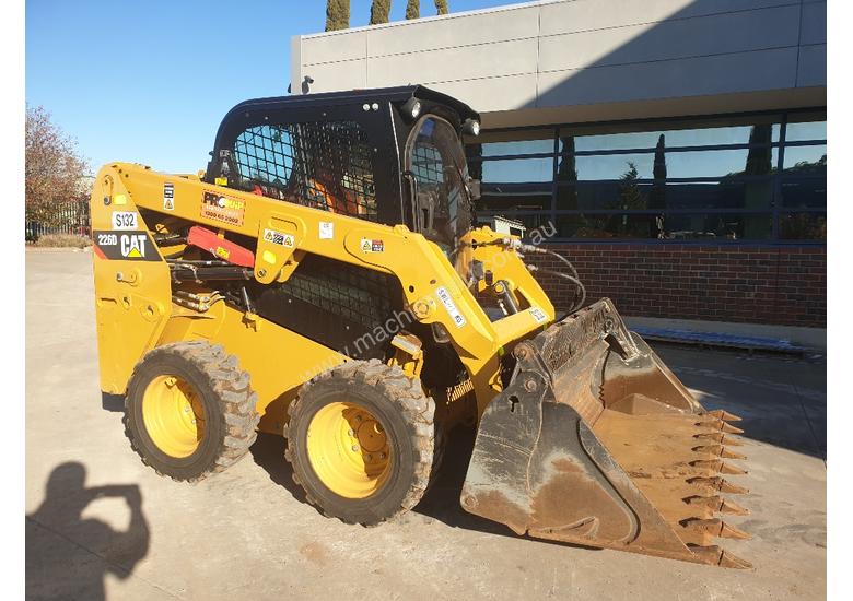 caption USED 2015 CAT 226D SKID STEER WITH LOW 700 HOURS