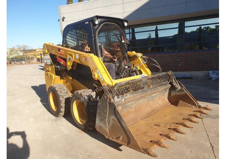 caption USED 2015 CAT 226D SKID STEER WITH LOW 700 HOURS