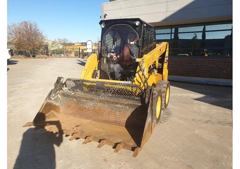 caption USED 2015 CAT 226D SKID STEER WITH LOW 700 HOURS