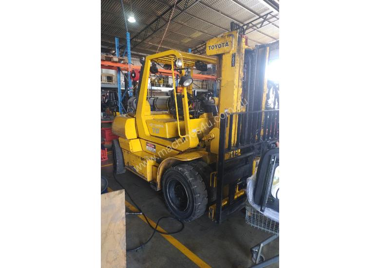 caption Toyota 7 Ton Forklift LPG 7 TON HC container access