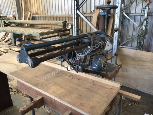 Radial arm saw good old solid machine