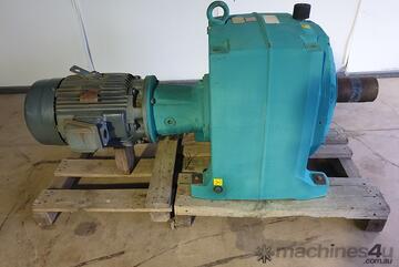 LLOYDS DEALS - 2008 22 kw Electric Motor Reduction Hansen Gearbox RPM : 12.1 Model No. A11589 Type