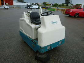 TENNANT 6200 BATTERY POWERED SWEEPER - picture0' - Click to enlarge