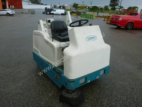 TENNANT 6200 BATTERY POWERED SWEEPER