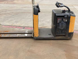 Crown GPC2000 Pallet Truck Forklift - picture1' - Click to enlarge