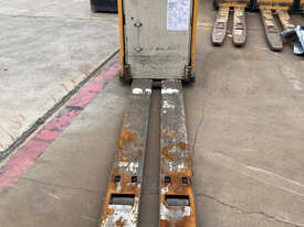 Crown GPC2000 Pallet Truck Forklift - picture2' - Click to enlarge