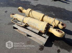 2 X D475A-5 KOMATSU BLADE TILT CYLINDERS - picture1' - Click to enlarge