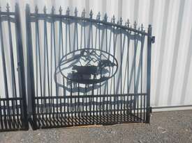 4.2m Bi-Parting Animal Gates - picture1' - Click to enlarge