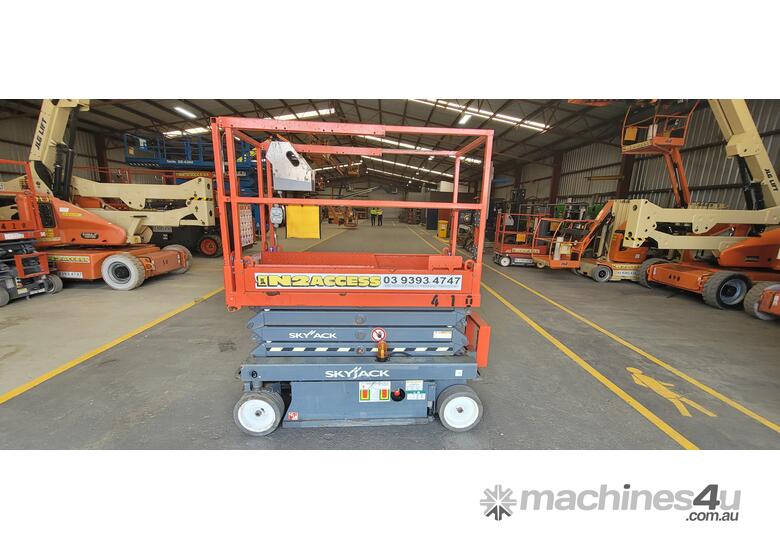 caption SkyJack 3219 Elcectric Scissor lift
