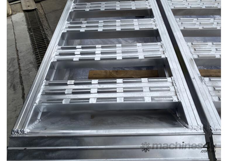 3.0 T ALLOY LOADING RAMPS -3.5m -SERRATED