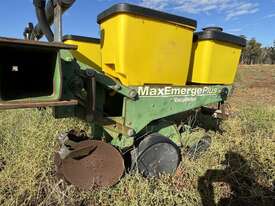 JOHN DEERE 1700 MAXEMERGE PLUS PLANTER - picture1' - Click to enlarge