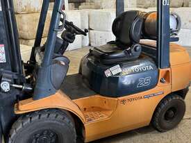 Toyota 2.5Ton Forklift - picture2' - Click to enlarge