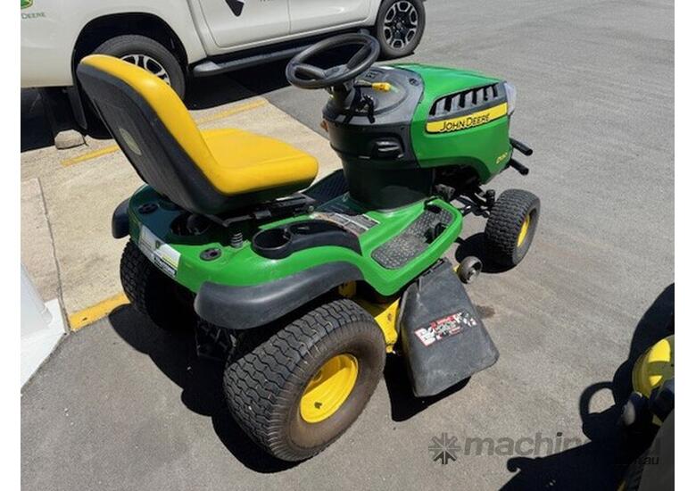caption John Deere D130 Lawn Garden Tractors