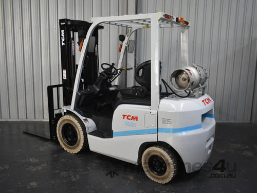 caption TCM FG25T3 2.5 Tonne LPG Forklift 4.8m Container Mast 4 Hydraulic Valves ONLY 944 HOURS
