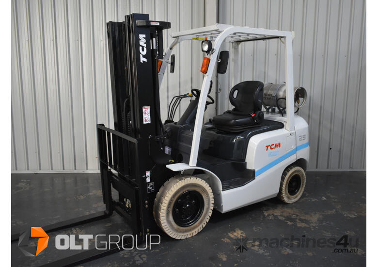 caption TCM FG25T3 2.5 Tonne LPG Forklift 4.8m Container Mast 4 Hydraulic Valves ONLY 944 HOURS